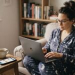 mulher no sofá trabalhando com notebook na amazon como remoto